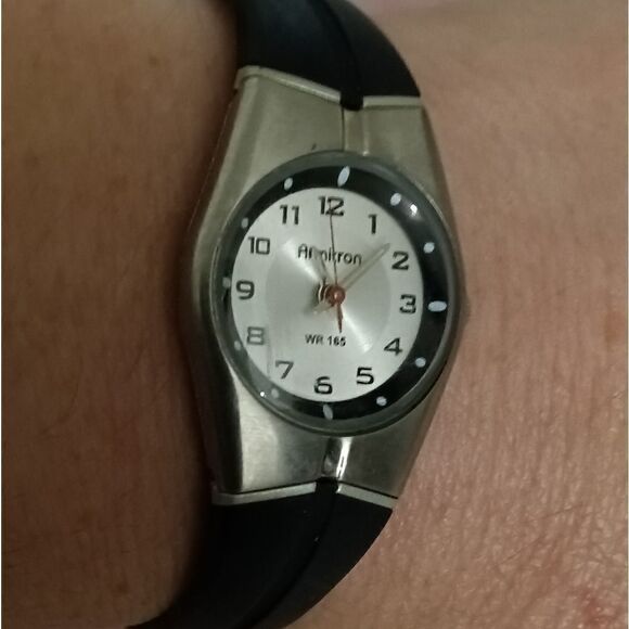 Ladies Armitron with a black rubber band and round silver face - Picture 4 of 9